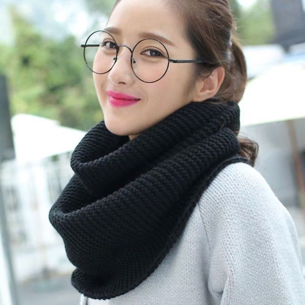 Infinity Scarf Knit - Syal dengan Warna Solid yang Hangat,